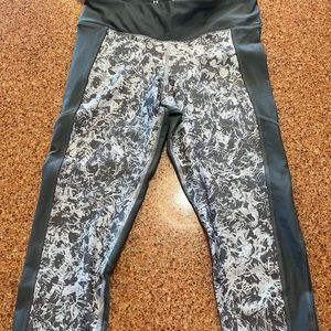 under armor compression cropped leggings.